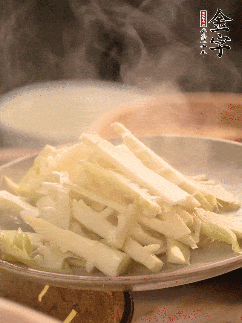 春笋切薄片，焯水去除涩味。
