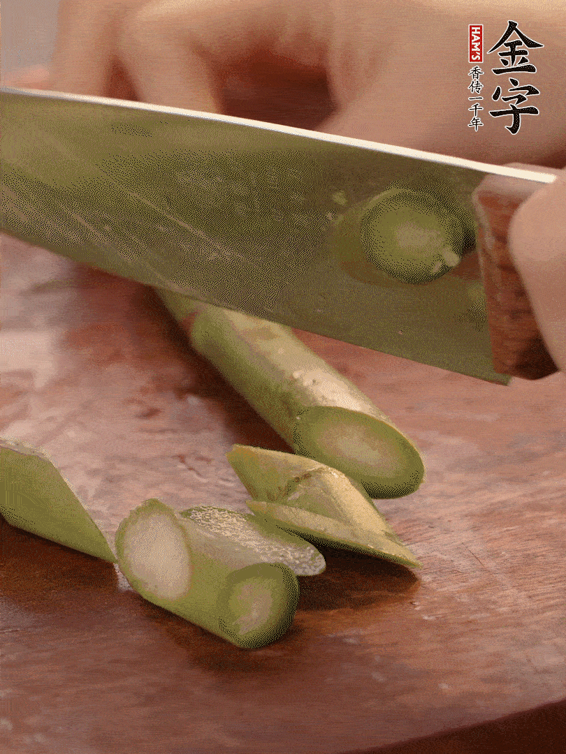 芦笋去掉底部老的部分，斜切成段。白玉菇去掉根部，日本豆腐切成圆厚片。