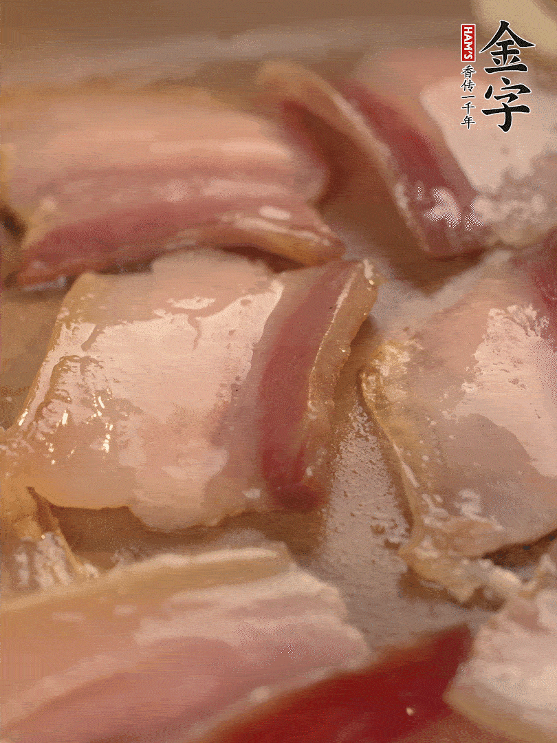 锅中热油煸香大蒜、咸肉。