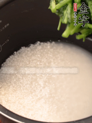 茼蒿、香肠放入浸泡好的大米，水没过大米半指煮熟。