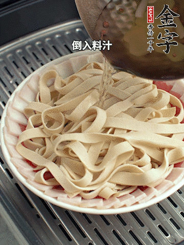 将料汁倒入食材中，改上保鲜膜蒸半小时。