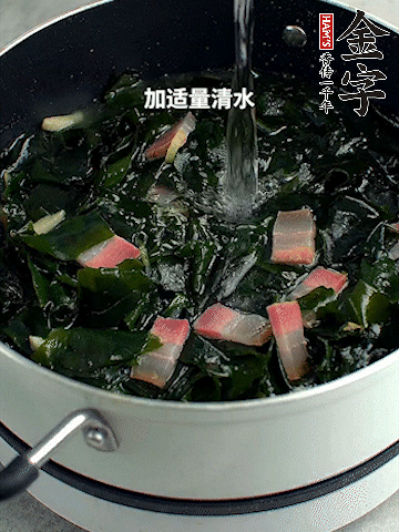 放入泡发好的裙带菜翻炒一下，加适量清水炖煮。