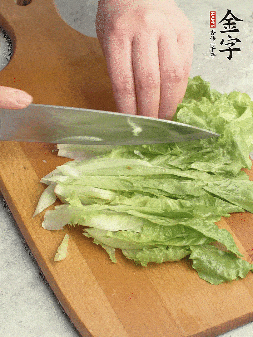 胡萝卜、生菜、黄瓜切丝。