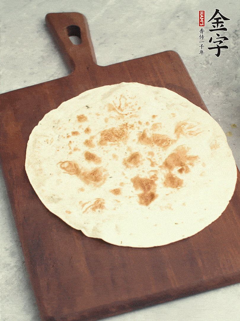 食材依次铺在卷饼皮上，卷起来。