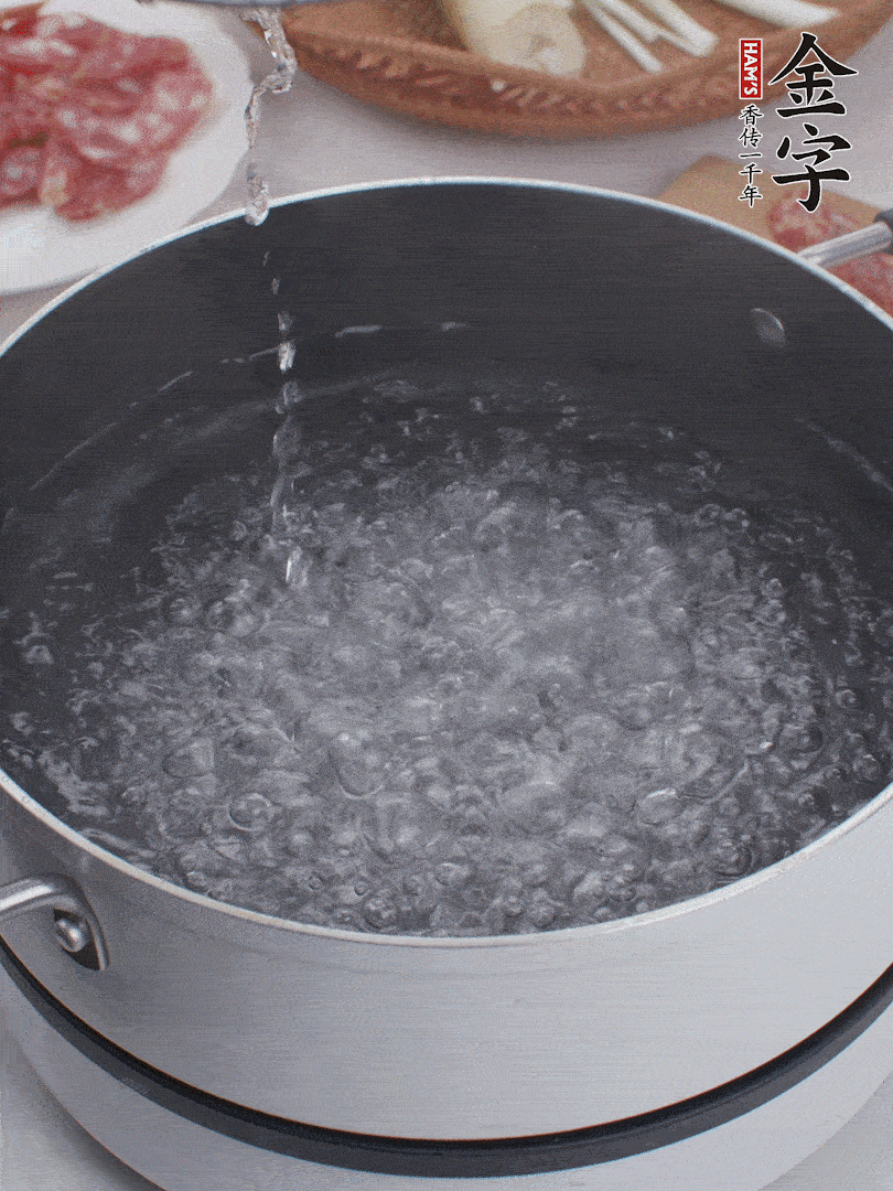 春笋去壳切片，焯水3分钟。