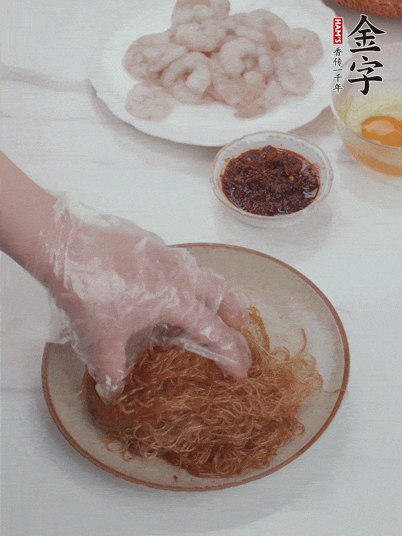 粉丝泡软后，入沸水煮10秒，捞出后加1/2勺老抽、1/2勺食用油挑松。