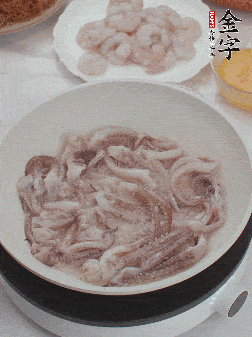 虾仁、鱿鱼滑油，蛋液炒制半熟。