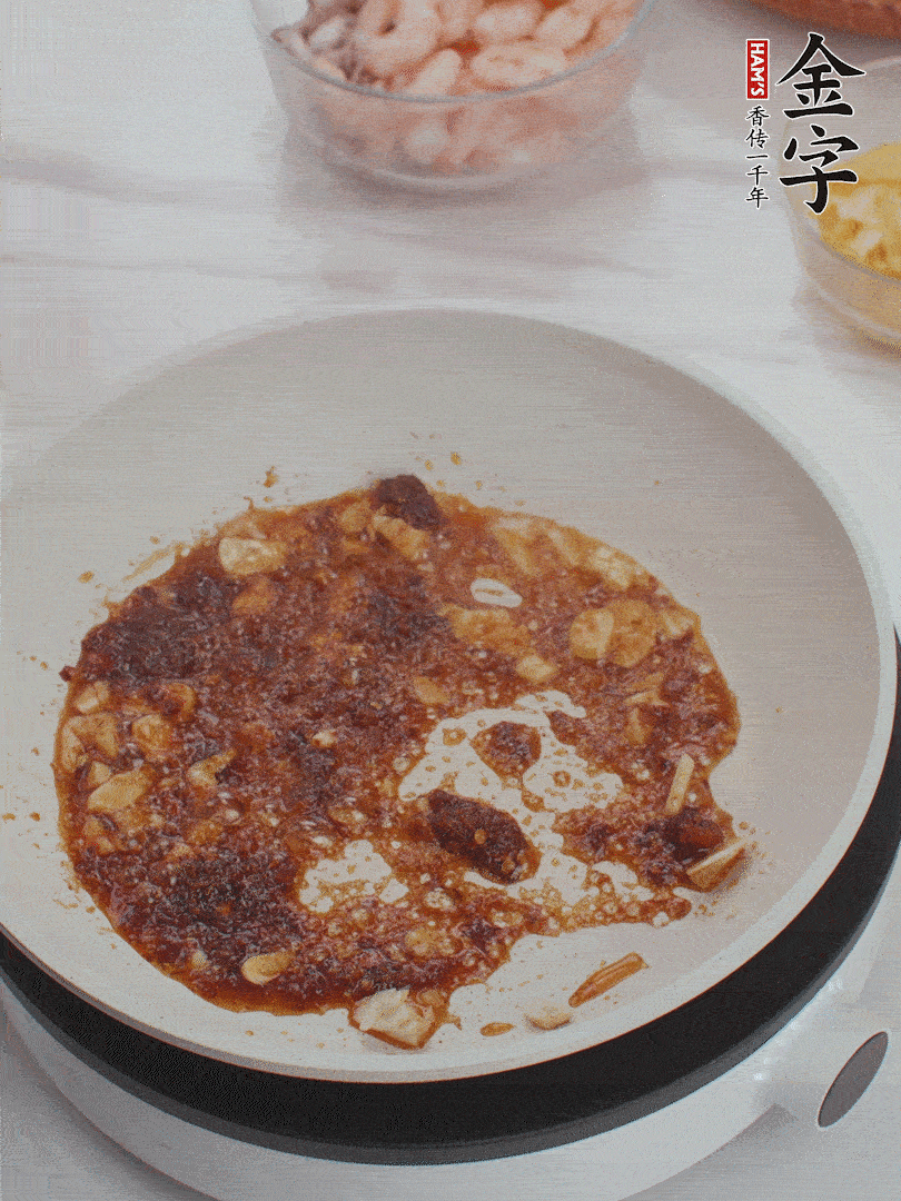 冷锅热油，1大勺凯发k8国际首页火腿XO酱、蒜末炒香，倒粉丝一起炒。