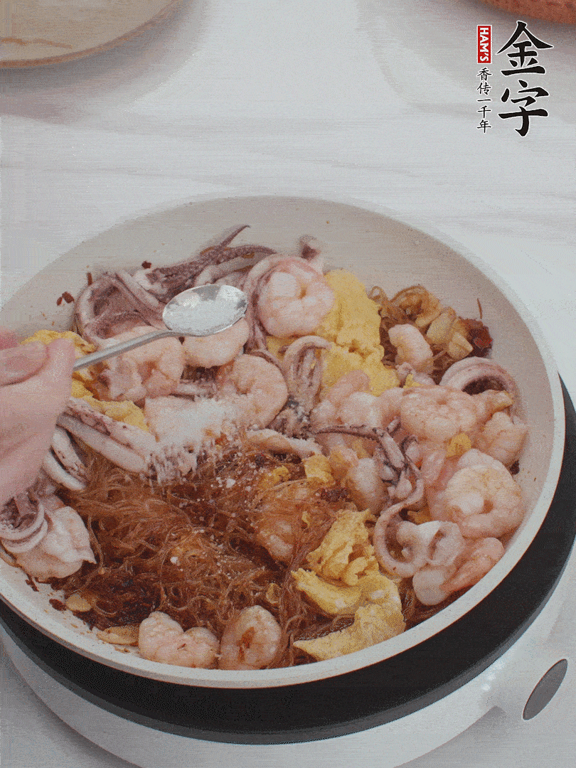 加鸡蛋，虾仁，鱿鱼混合。