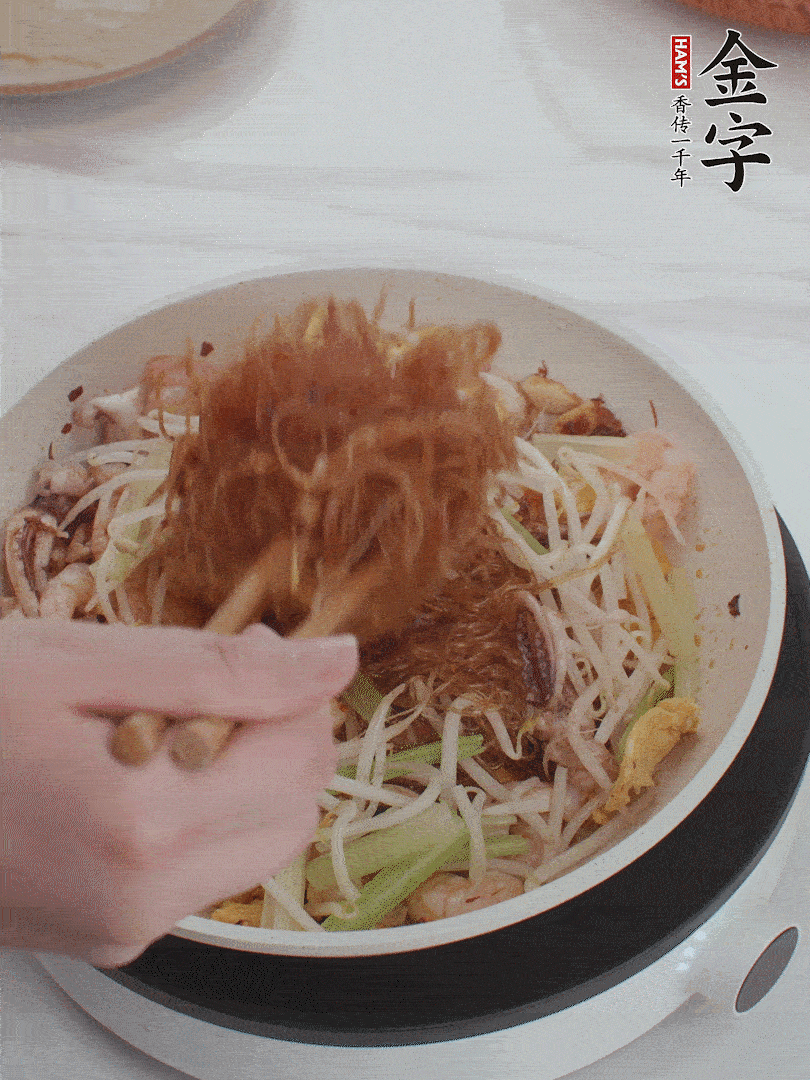 放焯好水的香芹、豆芽翻炒挑松。