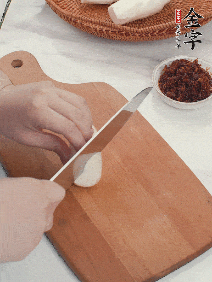 茭白剥壳，洗净后切滚刀块。