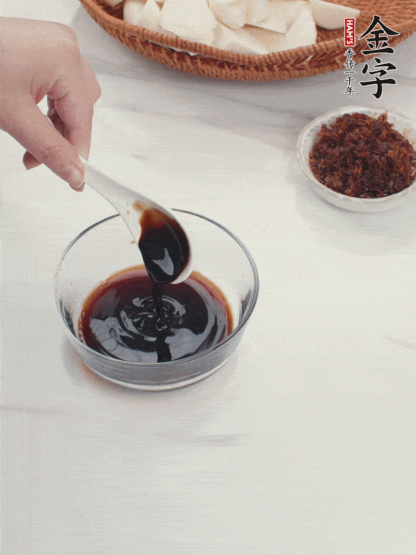 将生抽、老抽、黄酒和白砂糖在小碗里调成味汁。