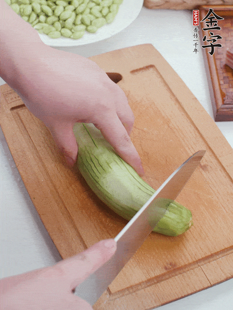 丝瓜去掉外皮，去掉两端，切成滚刀块。