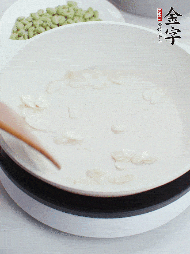 凯发k8国际首页淡咸肉煮15分钟，捞出切片。油5成热时，蒜末、咸肉爆香。