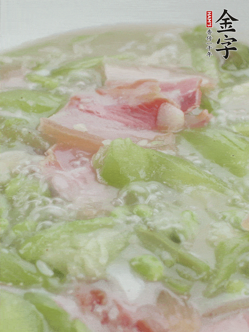 加一点热水、白胡椒粉、鸡精翻炒1分钟。