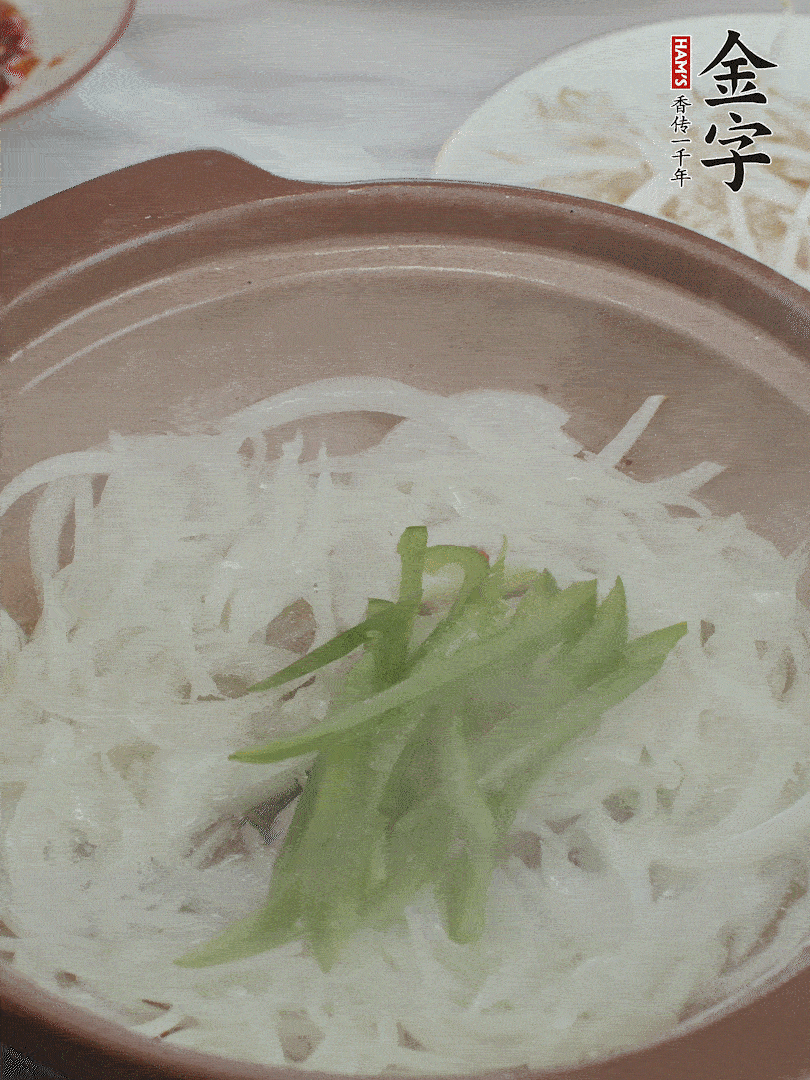 放乌冬面、青红椒、豆芽。
