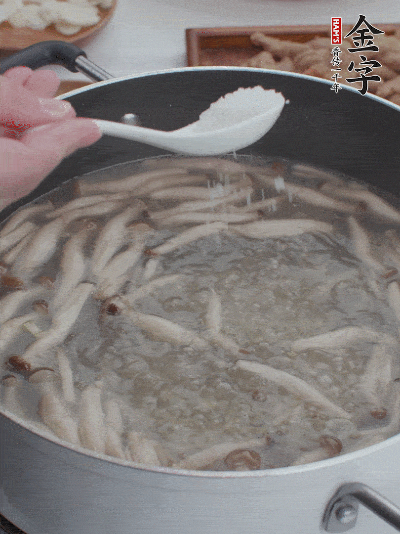 1勺盐、一点胡椒粉调味。