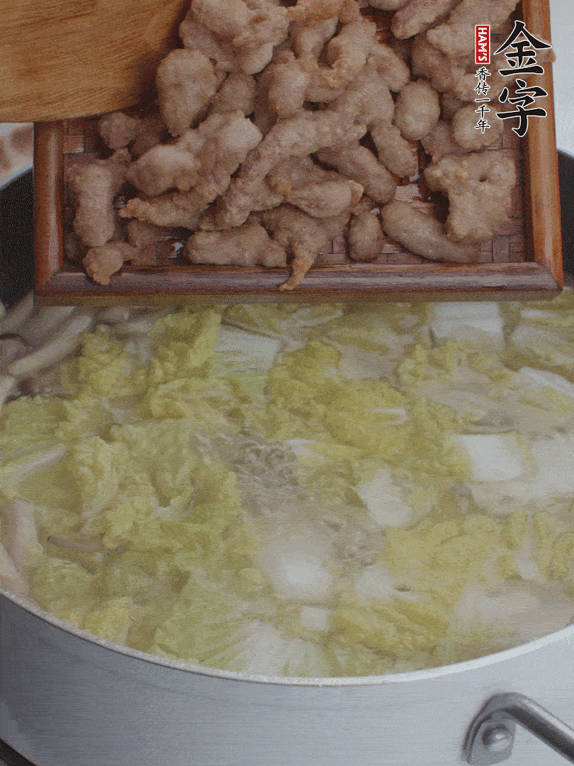 水开后煮10分钟，下娃娃菜、小酥肉煮3分钟。
