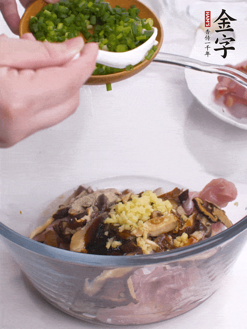 鸡肉、香菇混合，加清水1/3杯、料酒1勺、蚝油1勺、盐1勺、糖1/4勺、白胡椒1/4勺、食用油1勺、香油1/4勺、姜末、葱花，搅拌均匀腌制2小时。