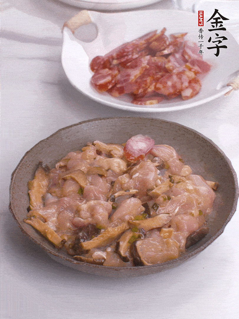腌制后，鸡肉中加淀粉1勺，顶部码上香肠片。