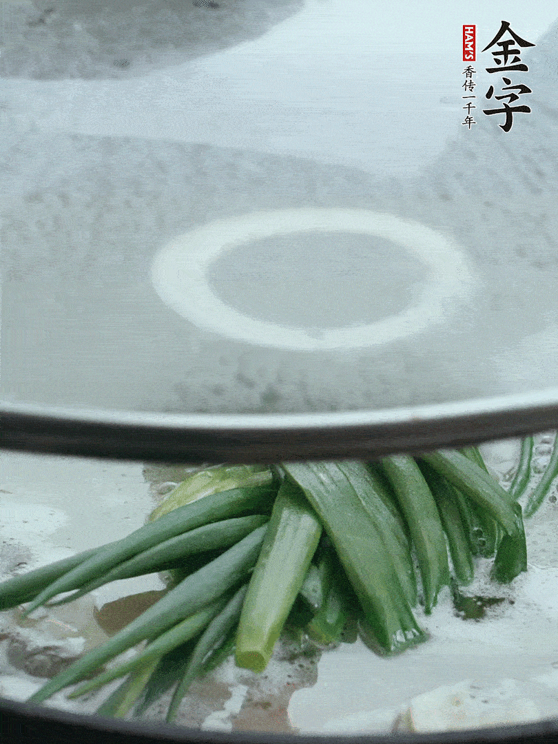 加葱结去腥，大火开后中火烧20分钟。