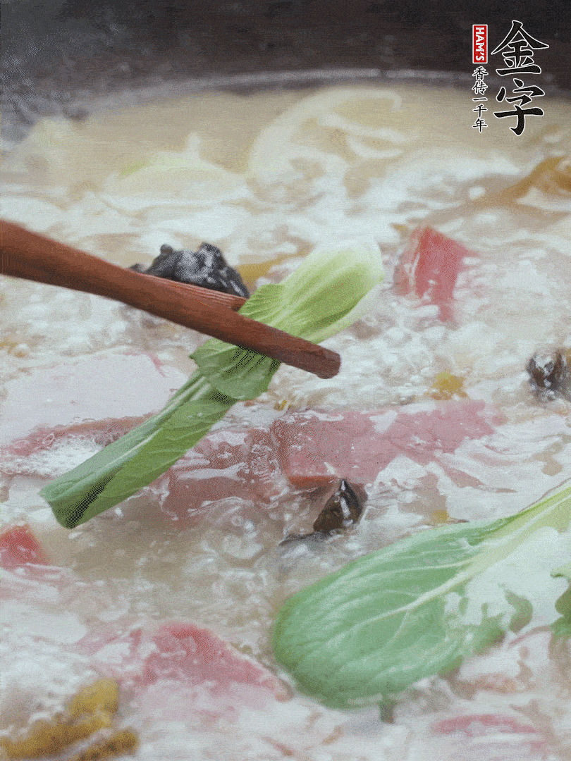 捞出葱结，小菜心点缀。