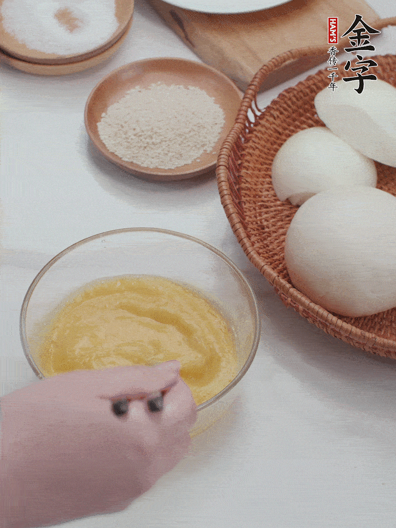 2个鸡蛋加入1小勺盐、1/2小勺胡椒粉打散。