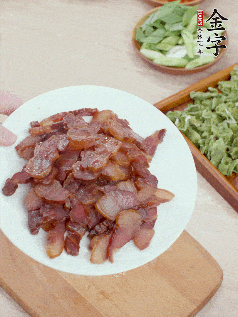 腊肉水煮15分钟，切薄片。