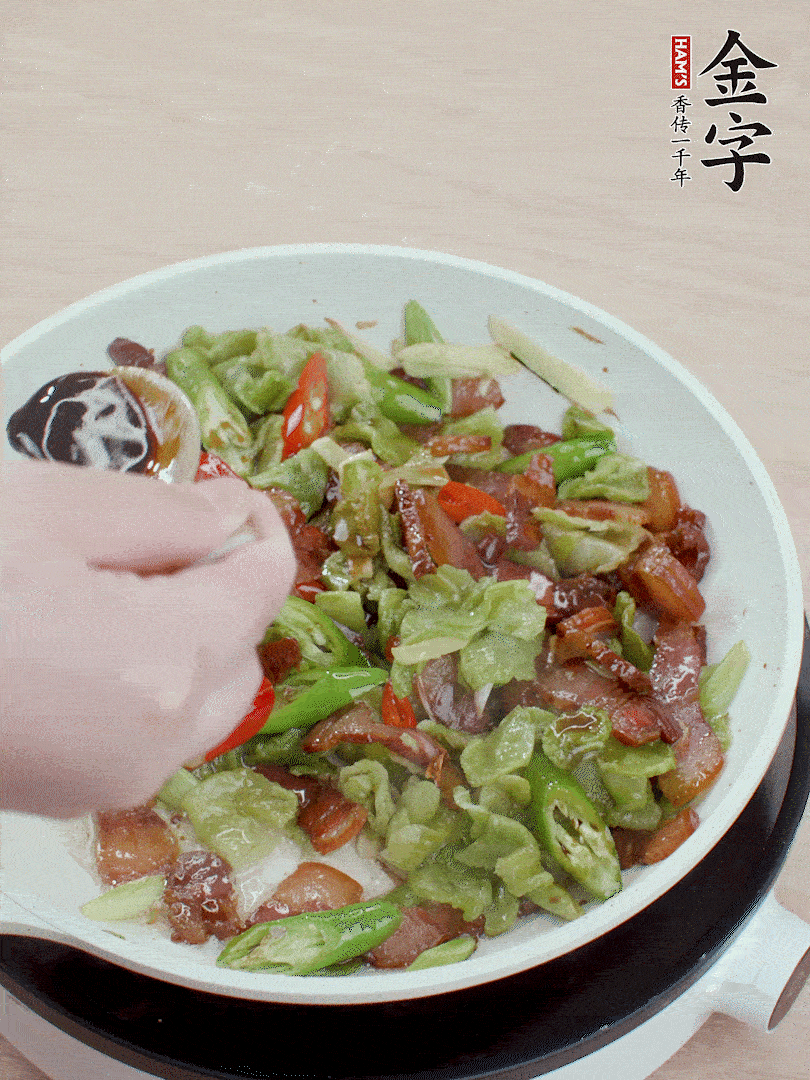 2勺生抽调味，最后撒蒜叶。