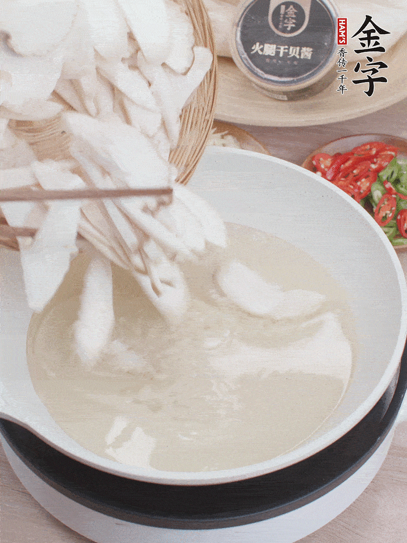 杏鲍菇切成片，油温7层热炸2分钟。