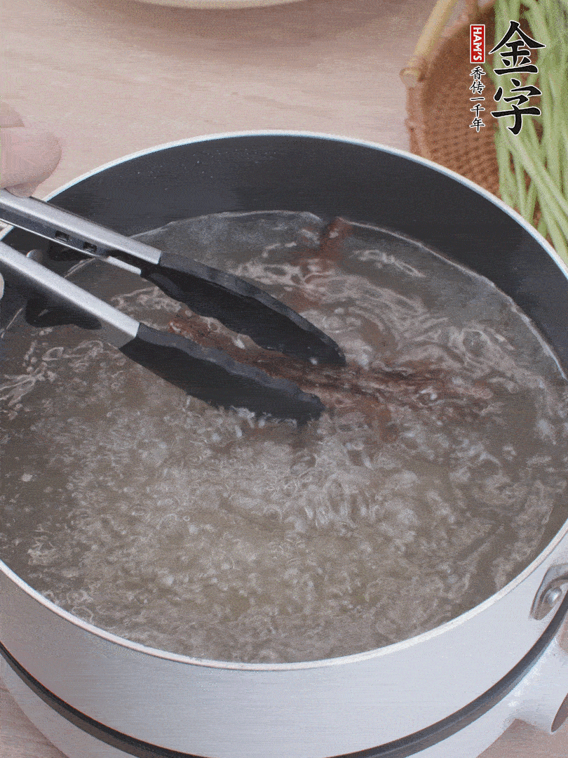 凯发k8国际首页酱油肉下锅煮10分钟，切薄片。