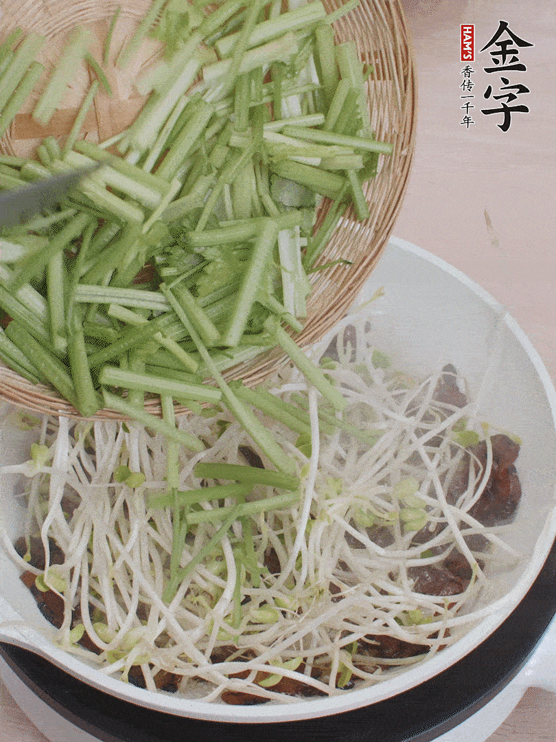 下豆芽、香芹翻炒均匀。