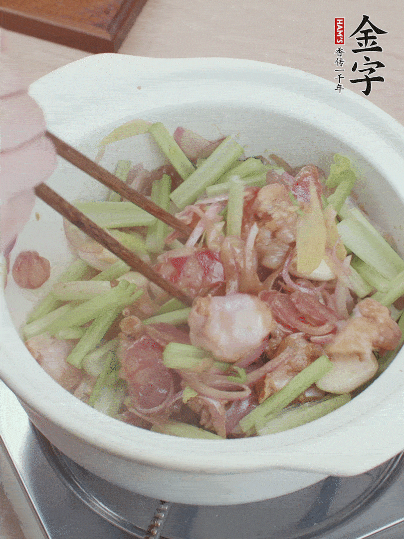 下牛蛙、芹菜、香肠翻炒。