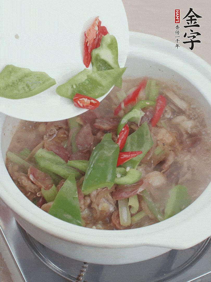 下绿菜椒，翻炒1分钟。
