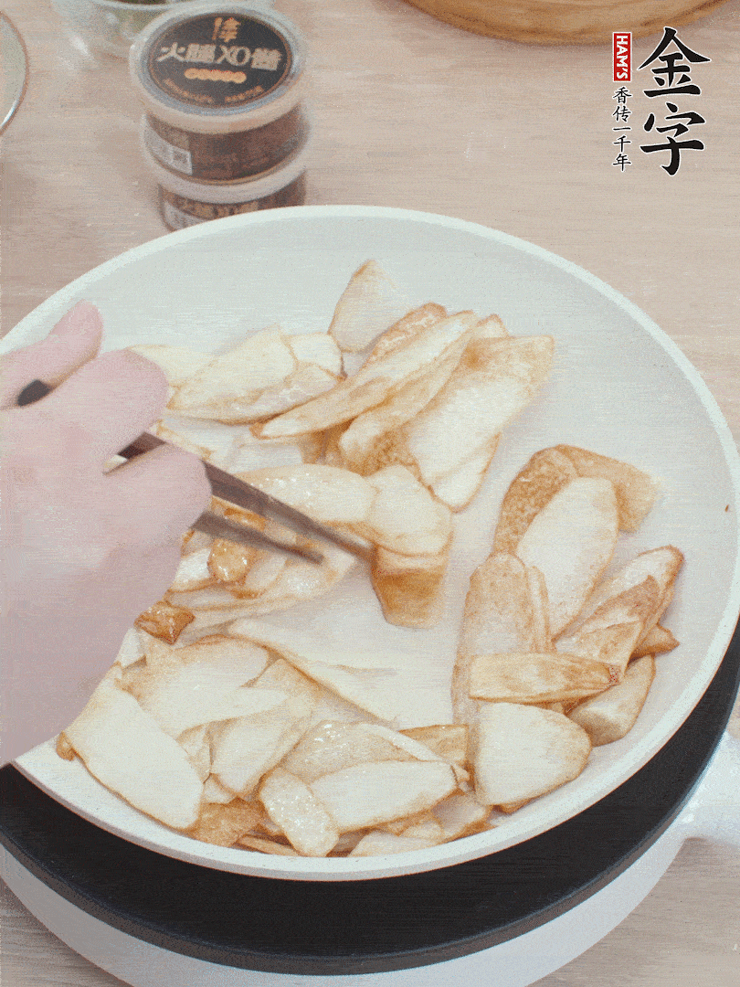 锅中热油，山药煎至两面金黄。