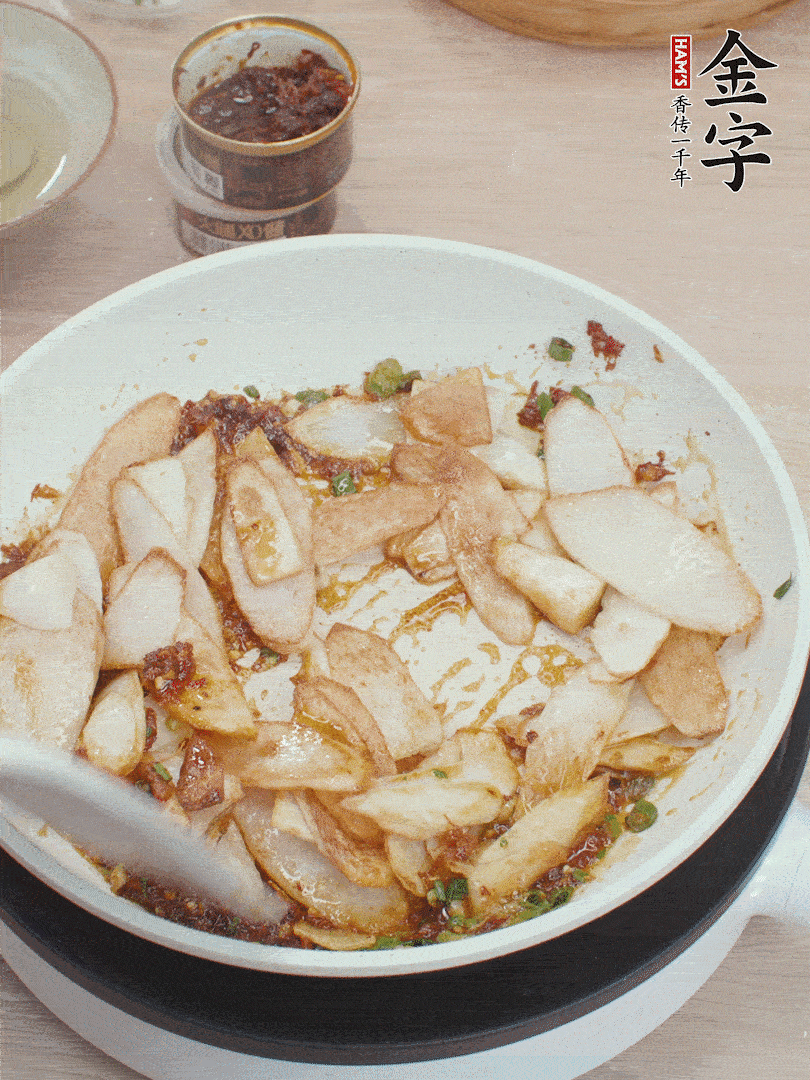 下山药炒匀，撒葱花。