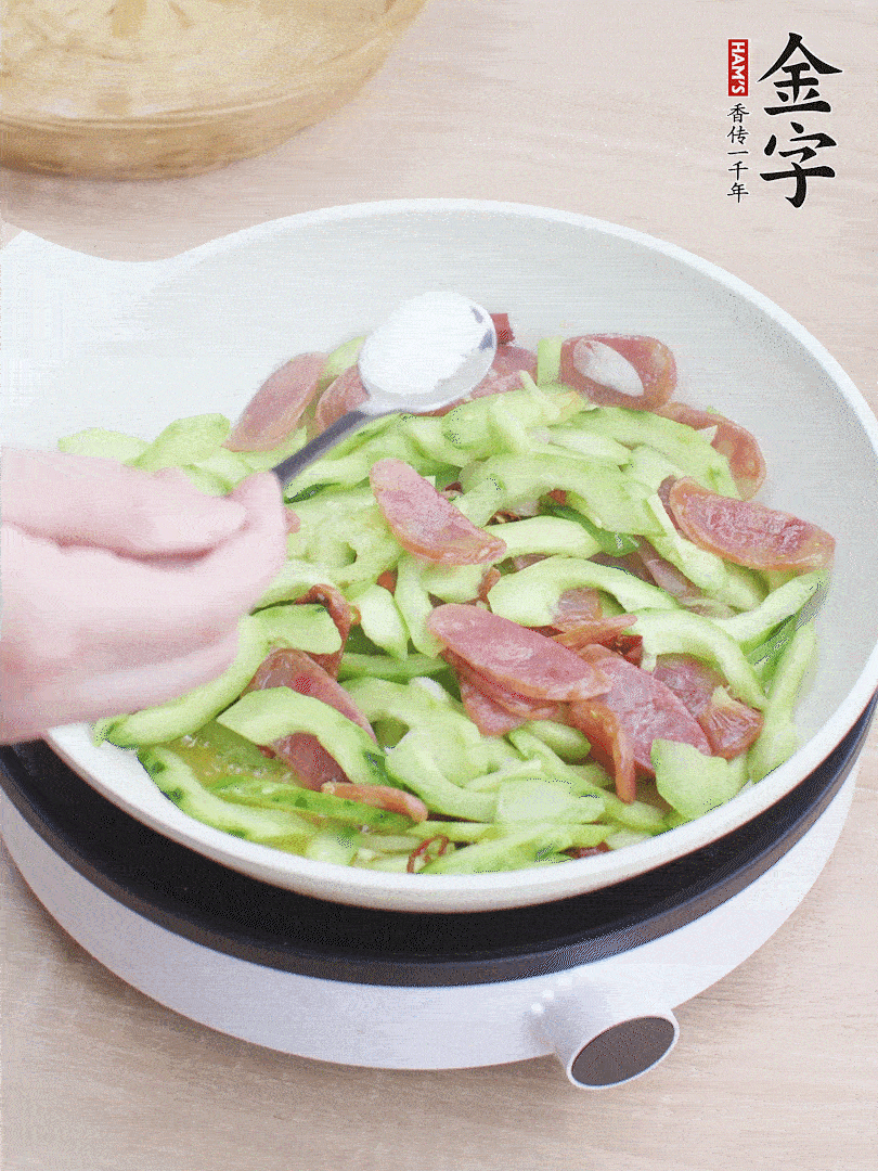 淋点开水，半勺白糖、1勺生抽调味。