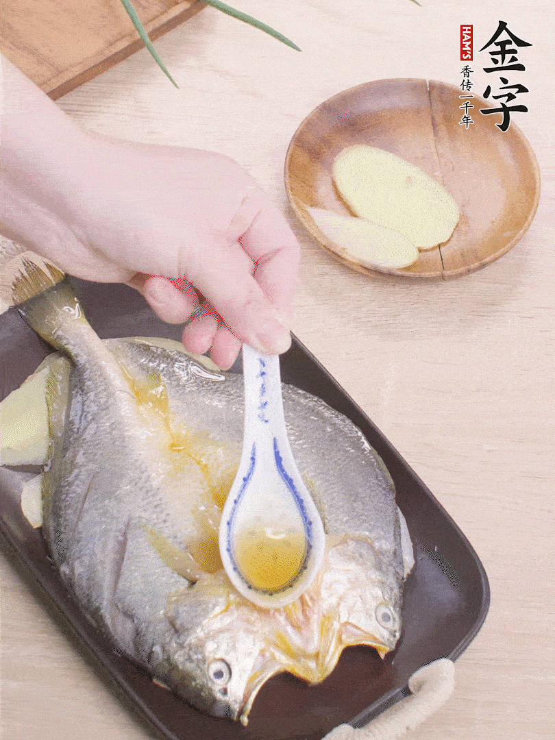 盘底铺姜片，放黄鱼，淋2勺料酒。