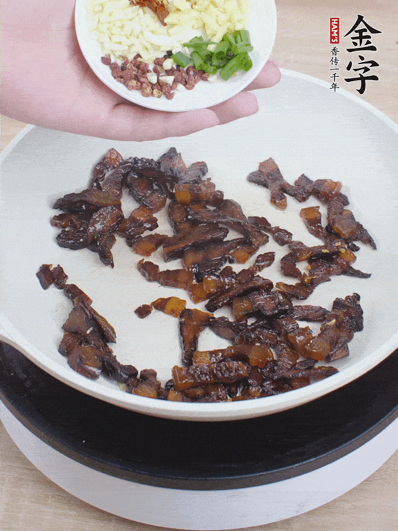 下葱姜蒜、干辣椒、花椒粒炒香。