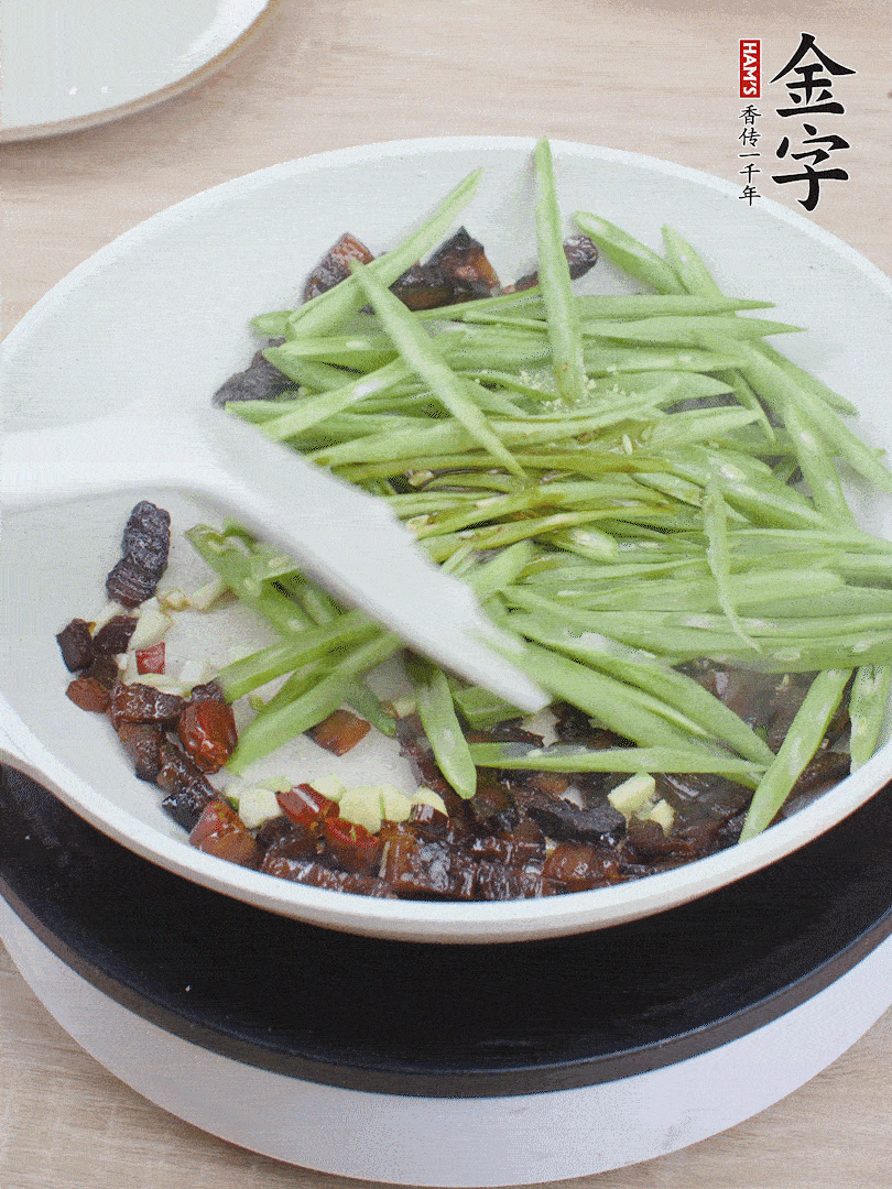 下豆角，生抽、鸡精调味，炒到断生。