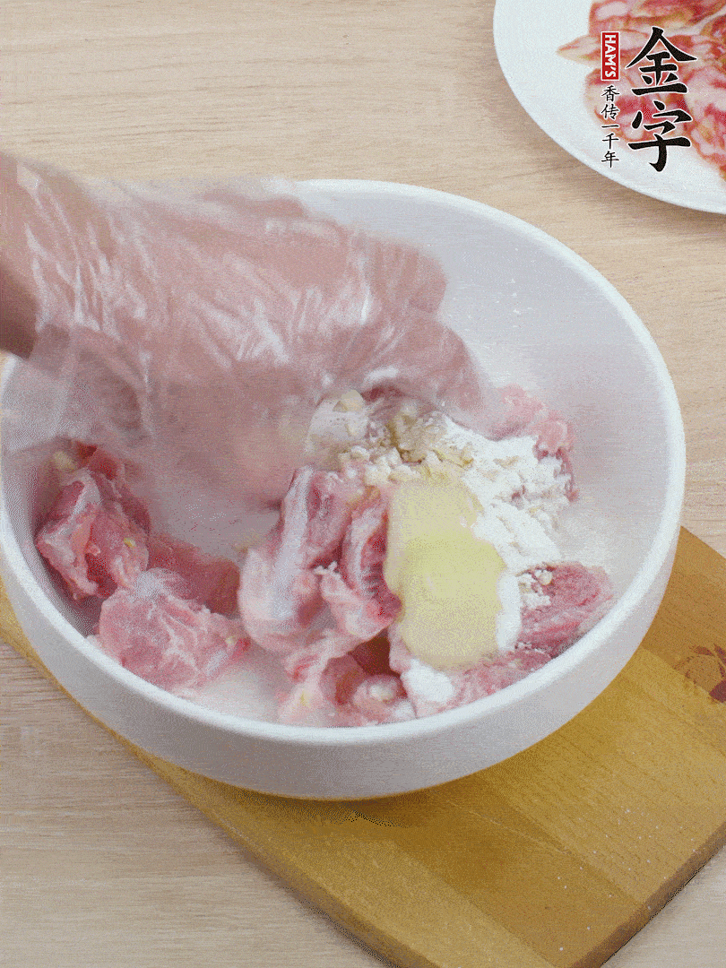 洗净的小排，加盐、姜、蒜末、淀粉、胡椒粉抓匀，腌制15分钟。