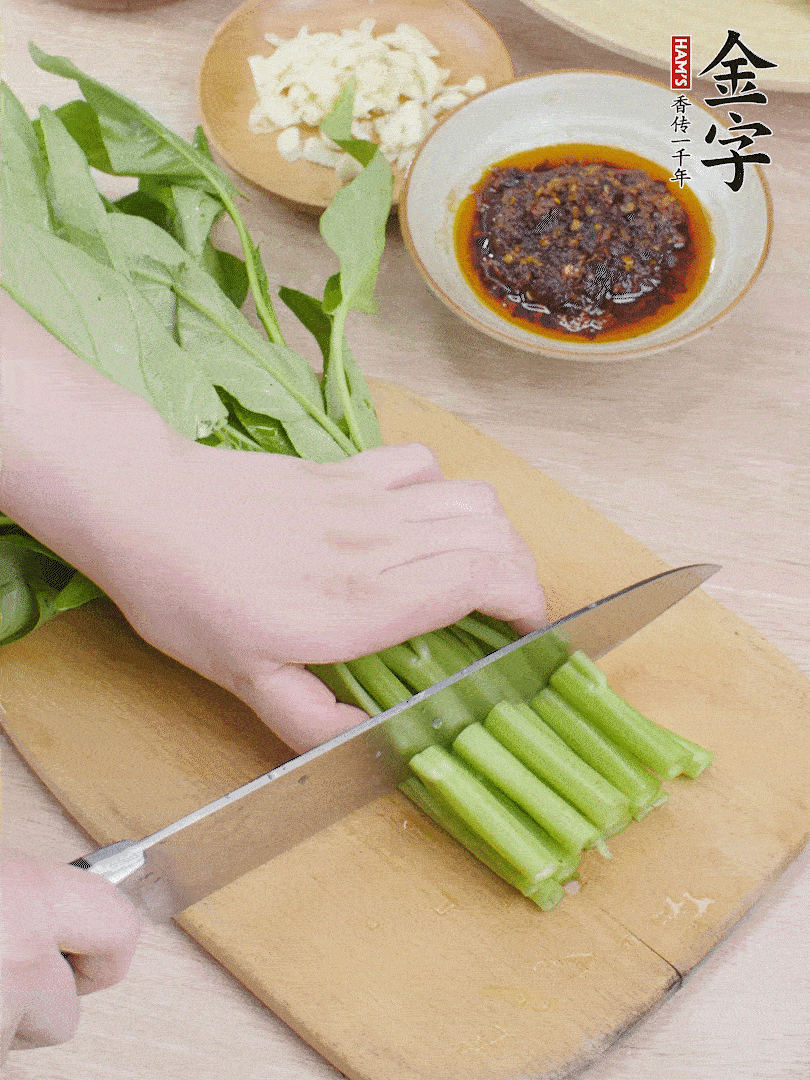 空心菜切段，大蒜拍碎切末。