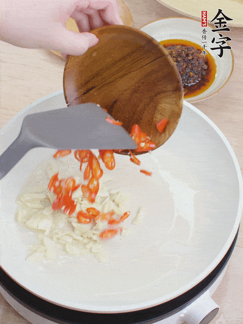油热煸香蒜末、辣椒。