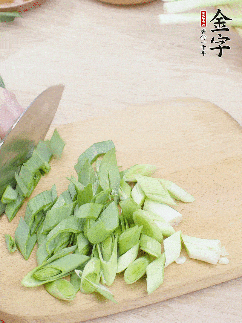 青蒜切段。（蒜白可以拍一下，再斜着切）