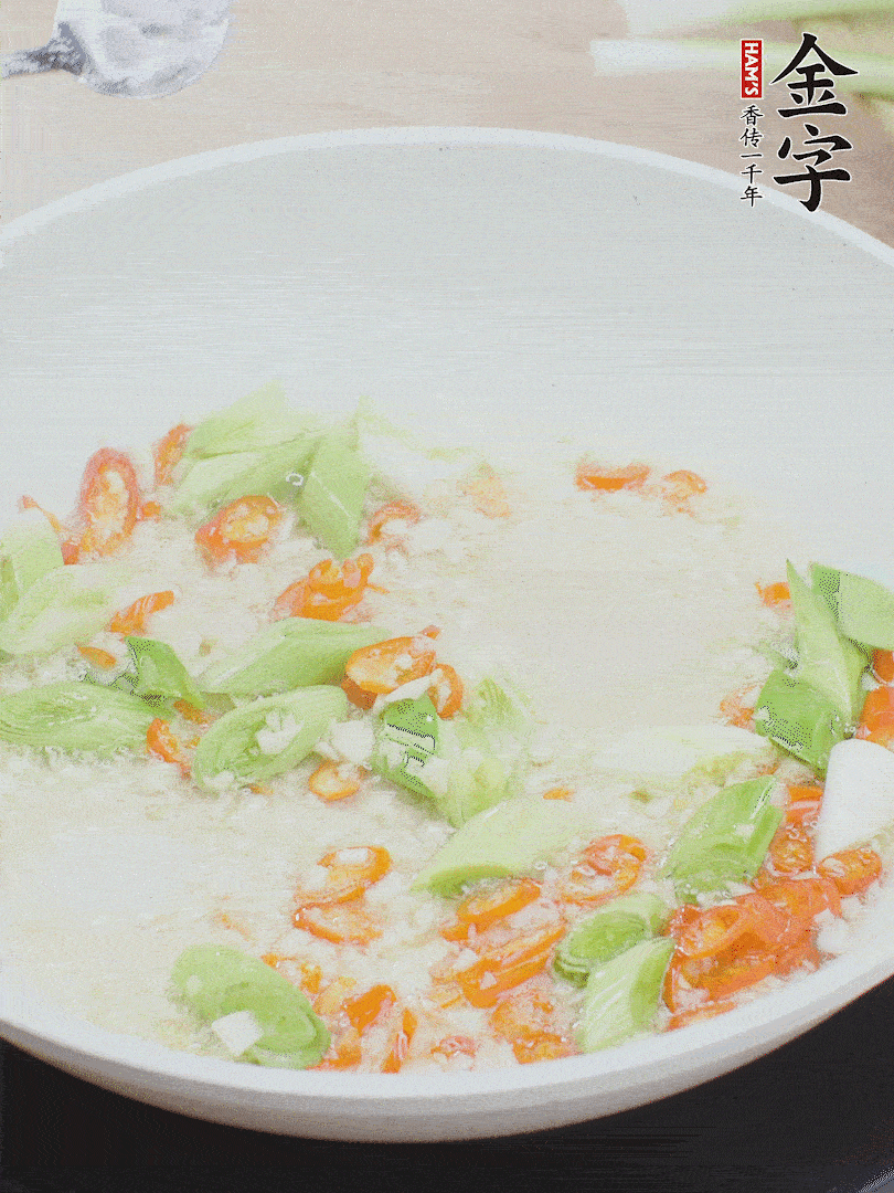 油5成热时，下蒜末、辣椒、蒜白煸炒。