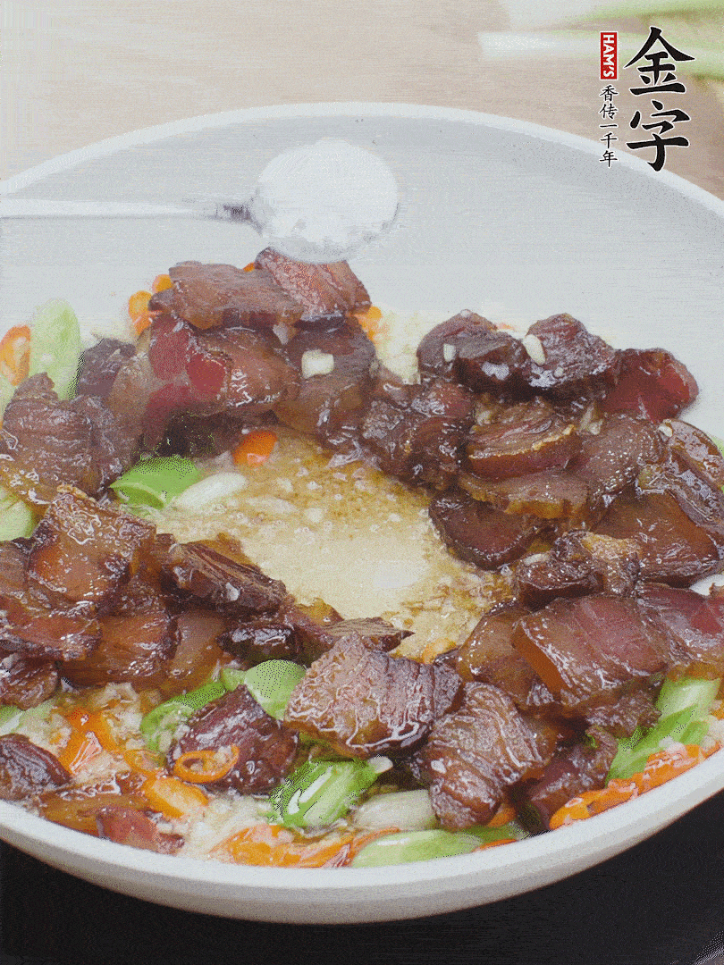 下酱油肉，一点生抽、白糖调味。