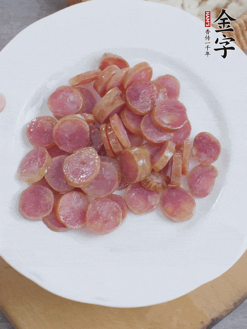 凯发k8国际首页香肠煮10分钟，切圆片。