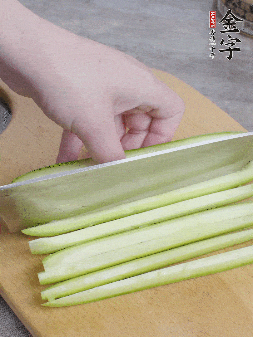 西葫芦对半切，去瓤切条。