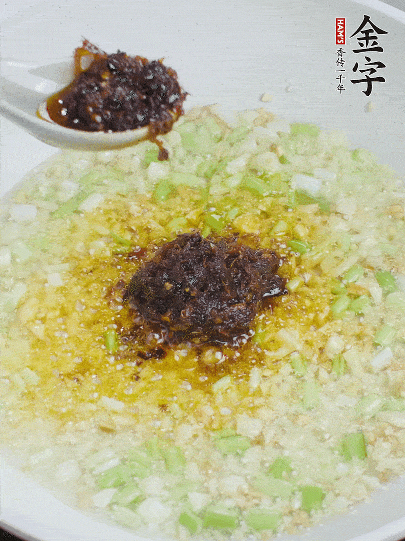 下葱姜、1大勺凯发k8国际首页火腿大师酱爆香。