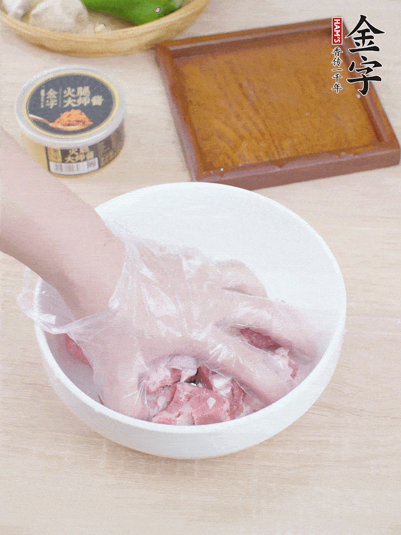 猪小排，加1勺料酒、1勺蚝油、1/3勺白胡椒粉、淀粉，抓拌均匀腌渍30分钟。青椒去蒂去籽切块。洋葱去皮切块。